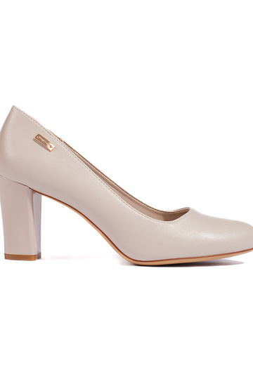 pelēkas krāsas puszābaki uz...