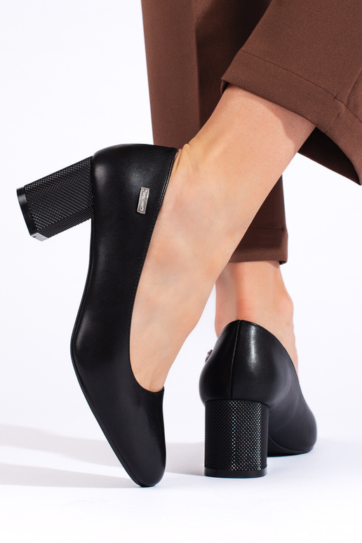 melnas krāsas puszābaki uz papēža...