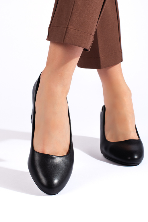 melnas krāsas puszābaki uz papēža...