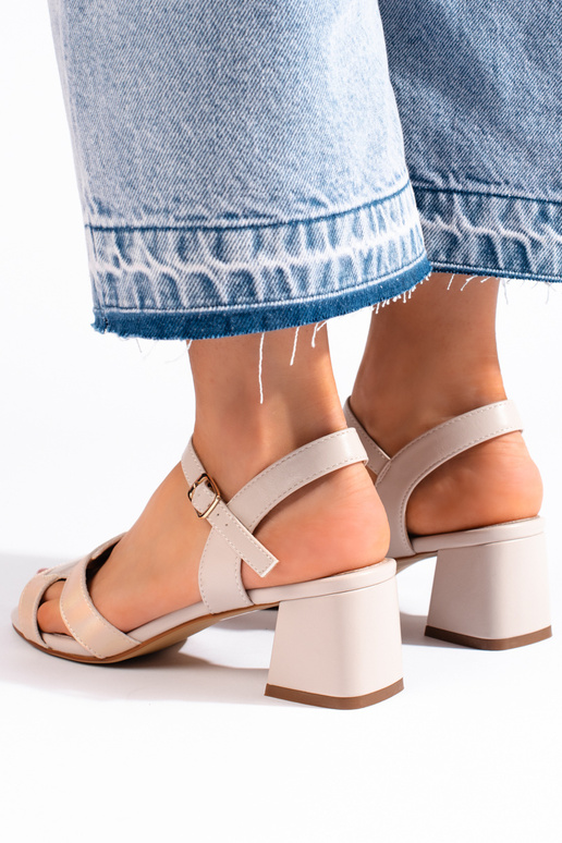 smilšu krāsas połyskujące kurpes...