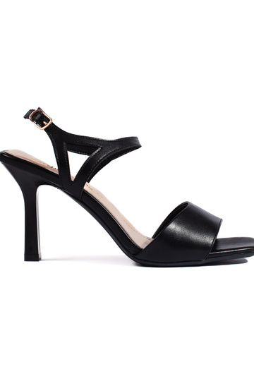 melnas krāsas  kurpes