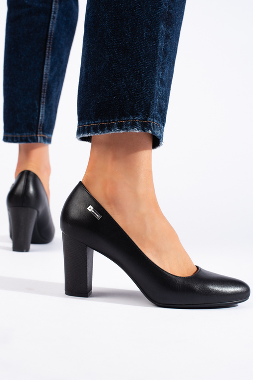 melnas krāsas puszābaki uz papēža...