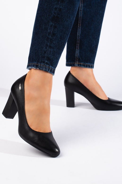 melnas krāsas puszābaki uz papēža...