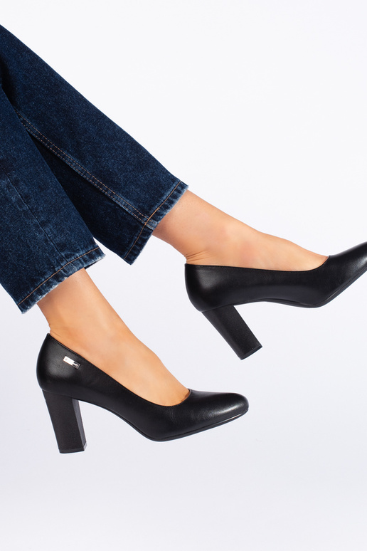 melnas krāsas puszābaki uz papēža...