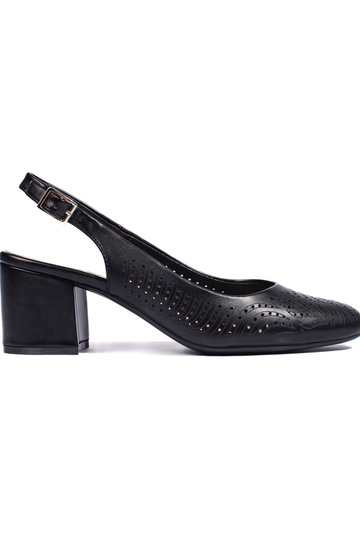 Melnas krāsas puszābaki uz...