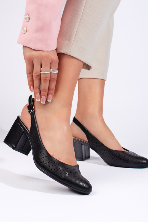 Melnas krāsas puszābaki uz papēža... Melnas krāsas puszābaki uz papēža...