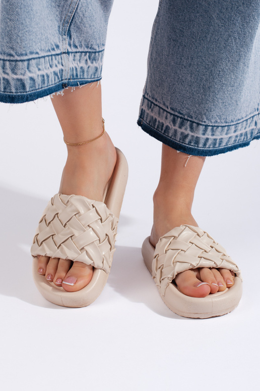 ar rakstiem smilšu krāsas čības