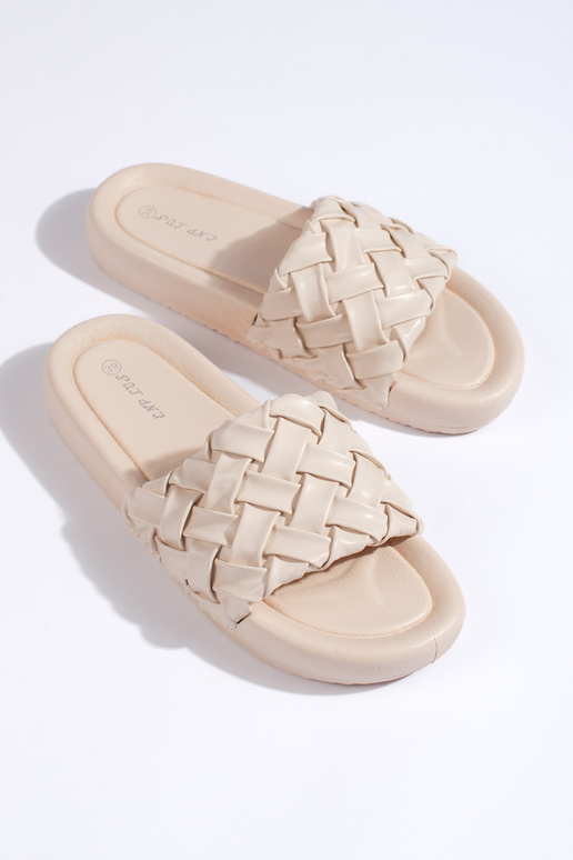 ar rakstiem smilšu krāsas čības