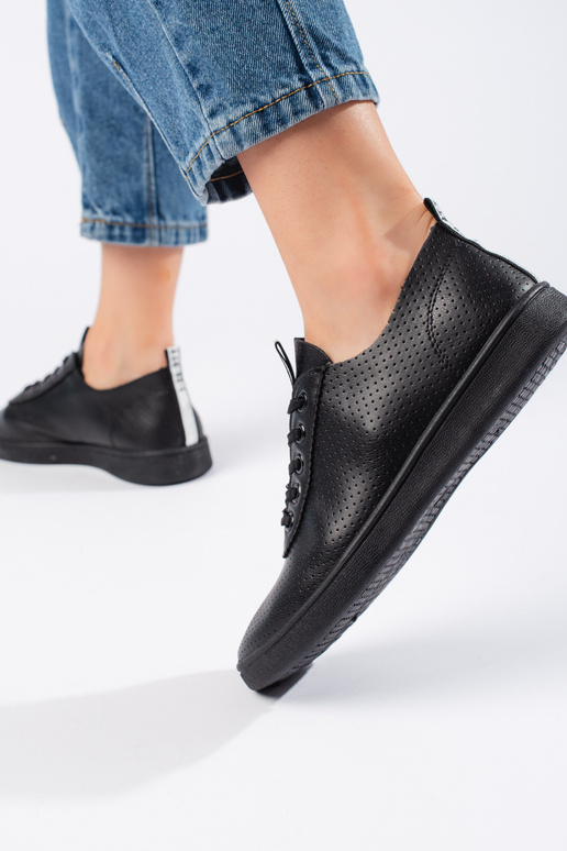 melnas krāsas   kurpes