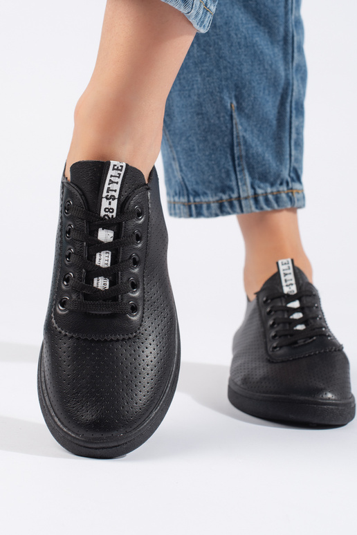 melnas krāsas   kurpes