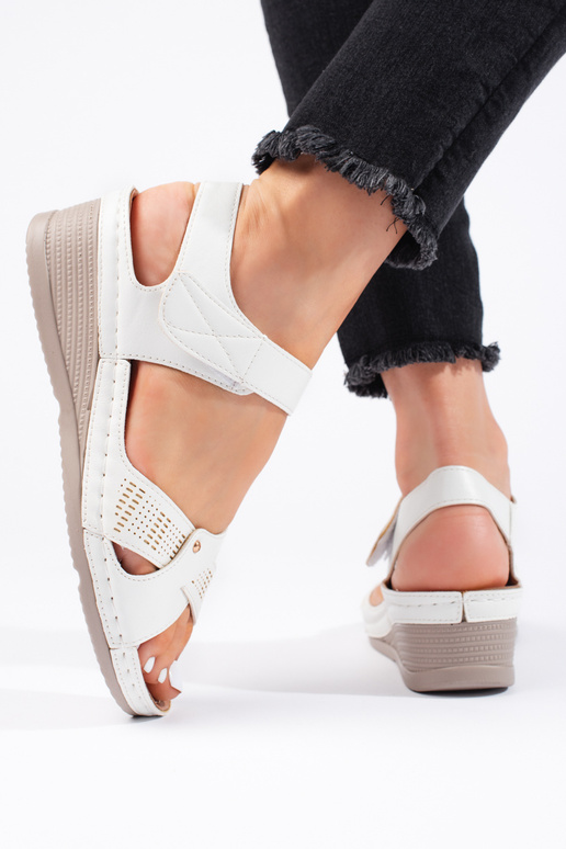 Ērtas sieviešu sandales ar nelielu...