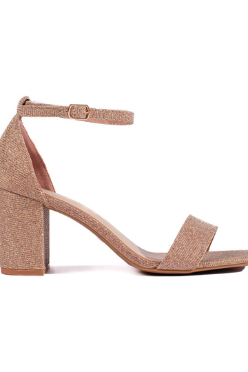 Zelta krāsas  kurpes  uz...