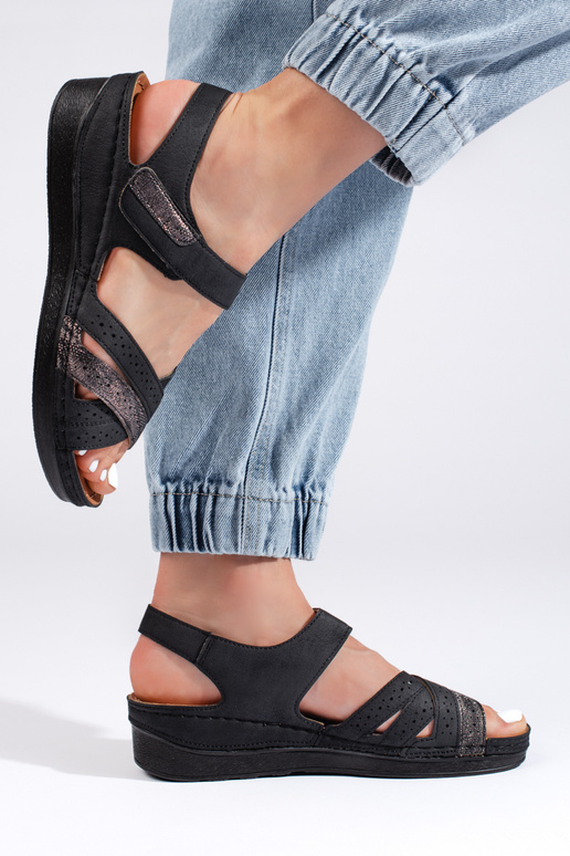 Melnas krāsas kurpes