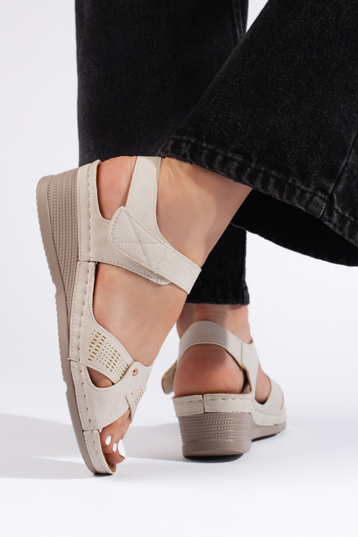 Ērtas sieviešu sandales ar nelielu...