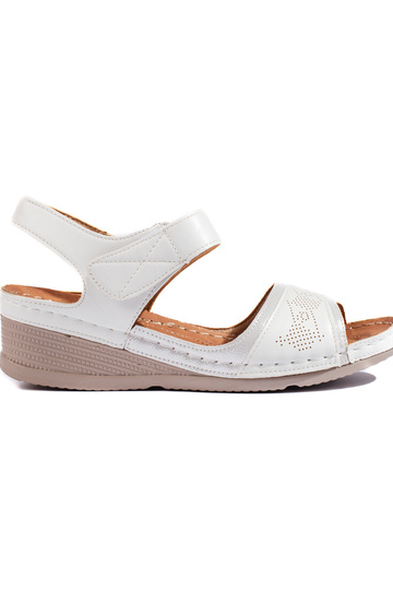 baltas krāsas kurpes