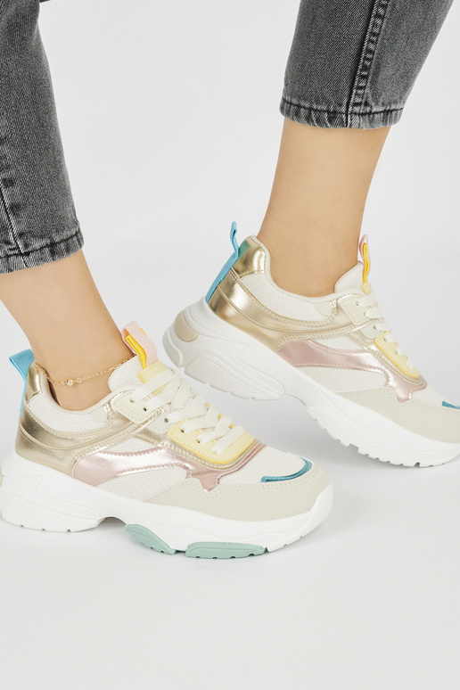 Sportiska stila sieviešu apavie uz... Sportiska stila sieviešu apavie uz...