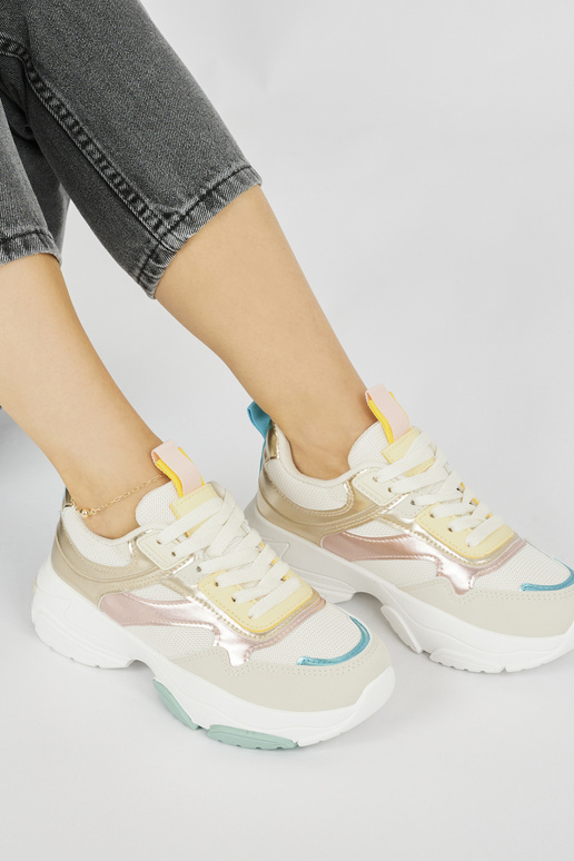 Sportiska stila sieviešu apavie uz... Sportiska stila sieviešu apavie uz...