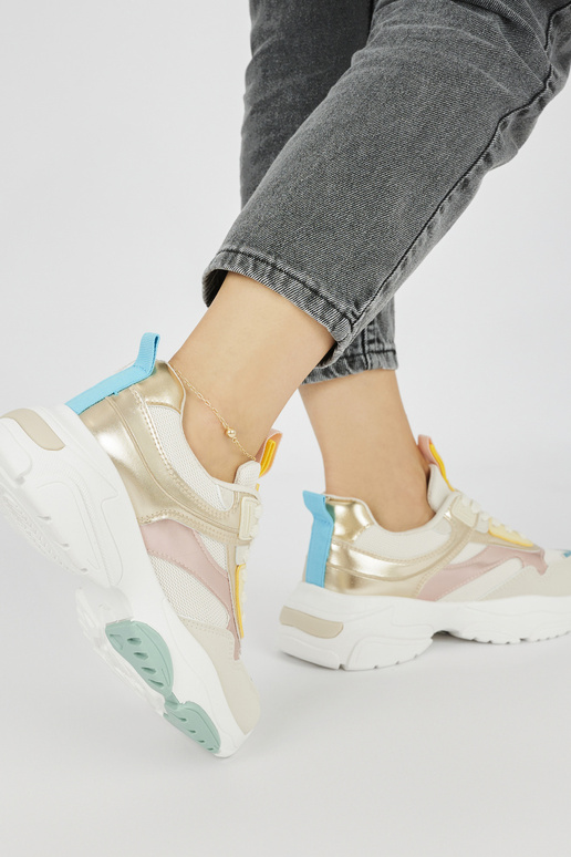 Sportiska stila sieviešu apavie uz... Sportiska stila sieviešu apavie uz...