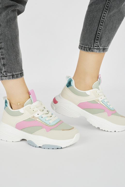 Sportiska stila sieviešu apavie uz... Sportiska stila sieviešu apavie uz...