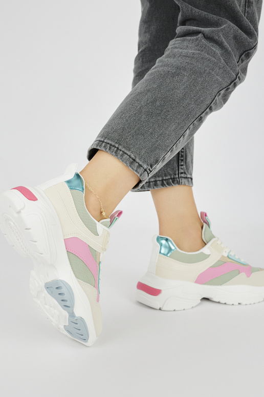 Sportiska stila sieviešu apavie uz... Sportiska stila sieviešu apavie uz...