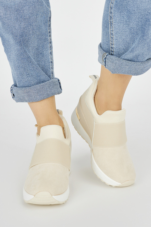 Ziloņkaula krāsas Apavi kedu modelī...