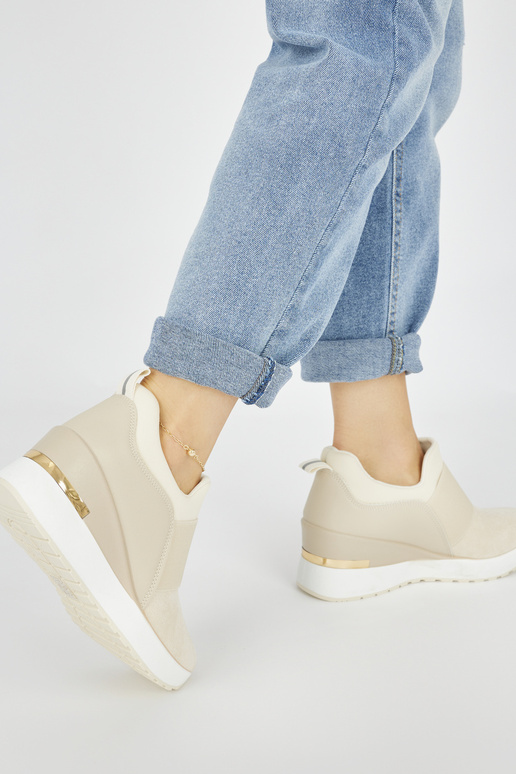 Ziloņkaula krāsas Apavi kedu modelī...