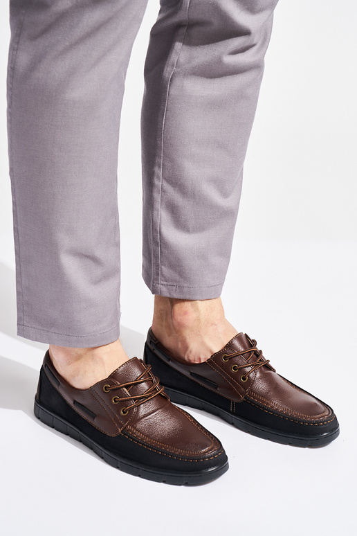 vīriešiem brūnas krāsas kurpes sasiets