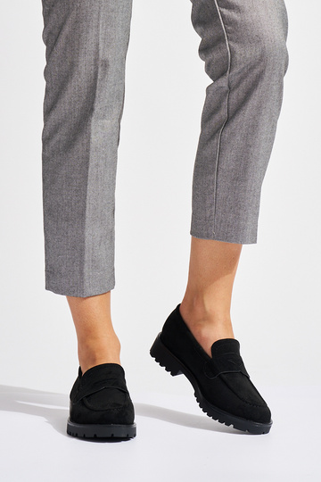 melnas krāsas zamšādas... 2