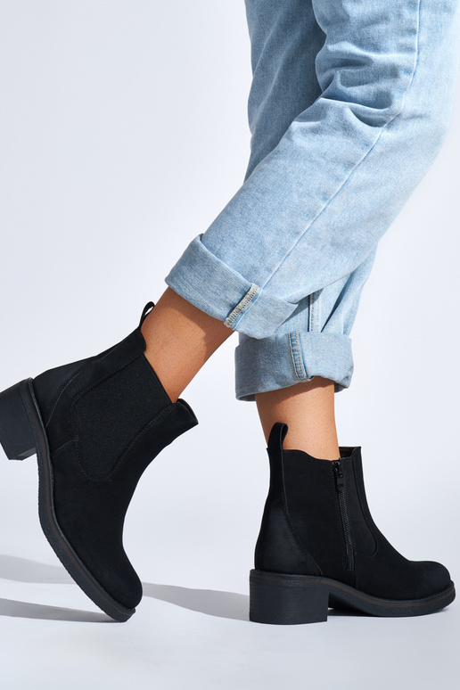 melnas krāsas sieviešu zābaki uz zema...