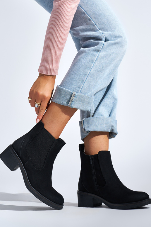 melnas krāsas sieviešu zābaki uz zema...