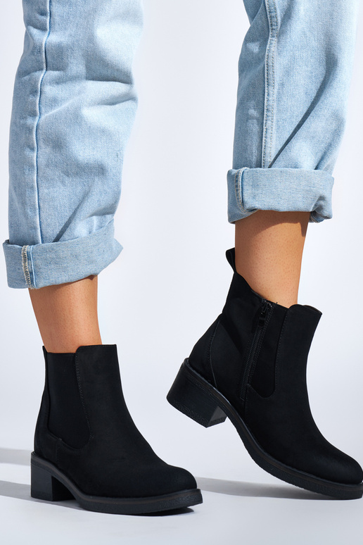 melnas krāsas sieviešu zābaki uz zema...