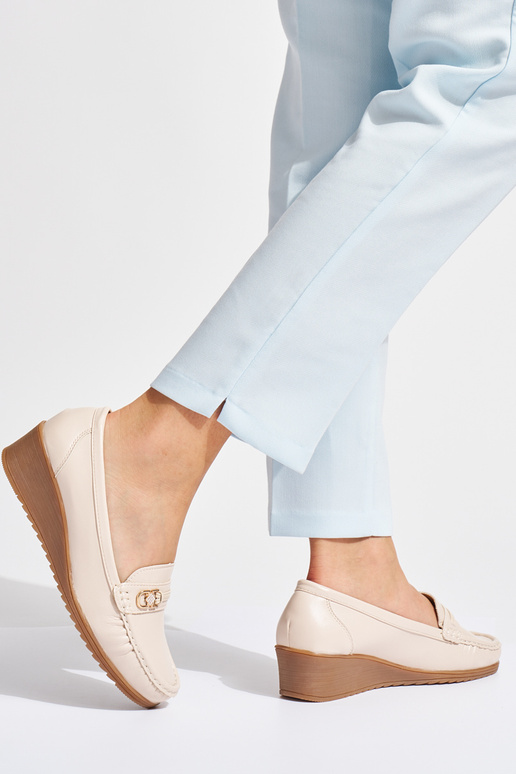 smilšu krāsas sieviešu mokasīni ar...