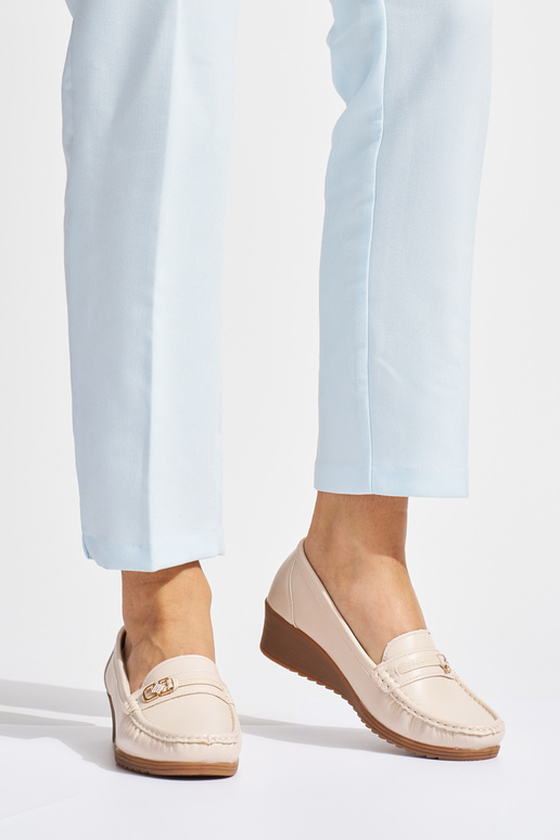 smilšu krāsas sieviešu mokasīni ar...