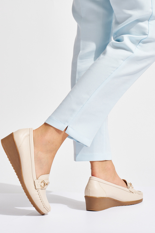 smilšu krāsas sieviešu mokasīni uz...