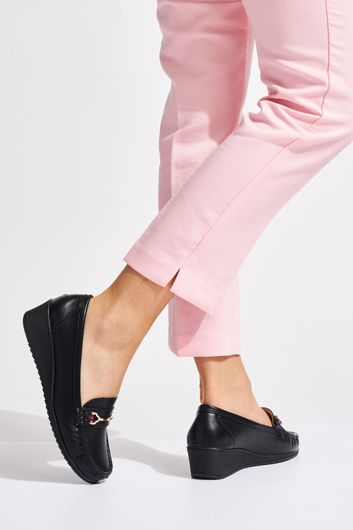 melnas krāsas mokasīni uz ķīļa