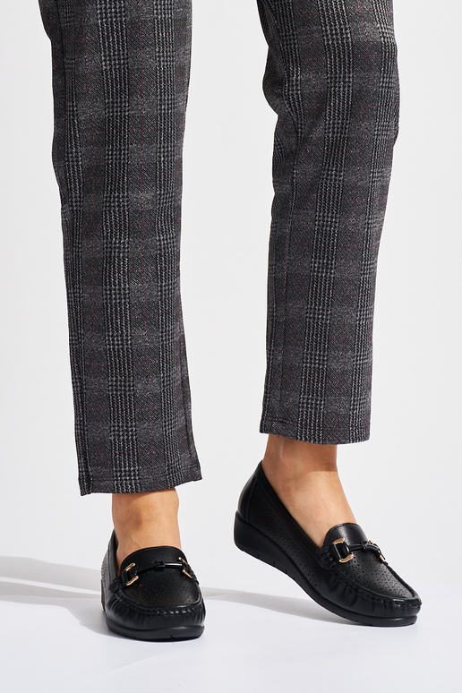 melnas krāsas ažūra mokasīni uz zema...