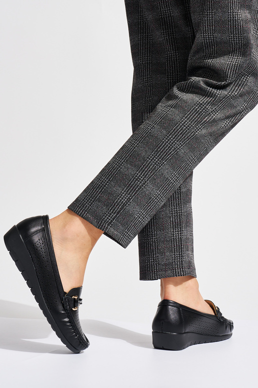 melnas krāsas ažūra mokasīni uz zema...