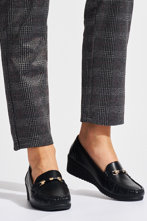 melnas krāsas ažūra mokasīni uz zema...