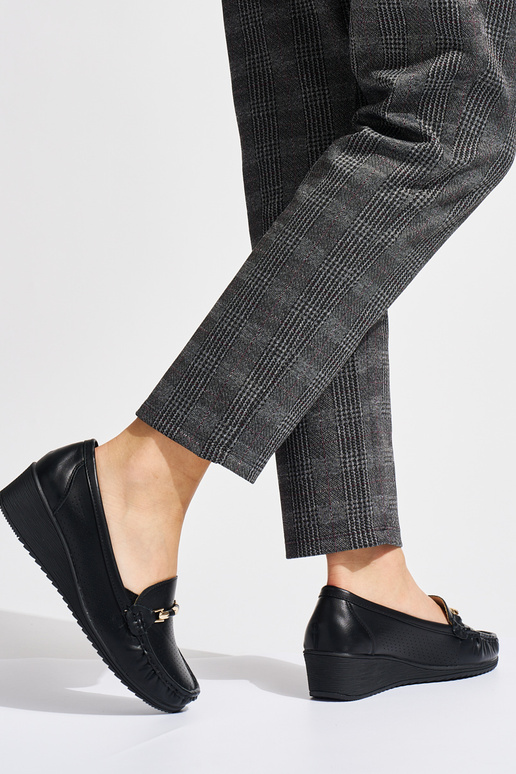 melnas krāsas ažūra mokasīni uz zema...