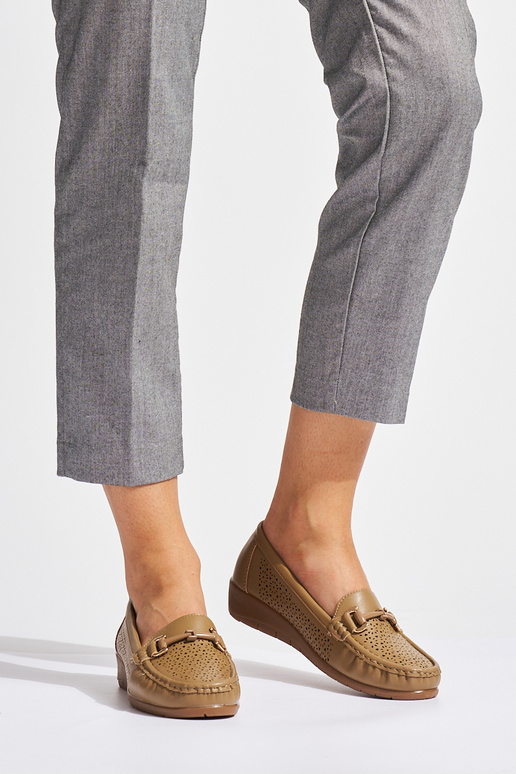 smilšu krāsas ažūra mokasīni uz zema...