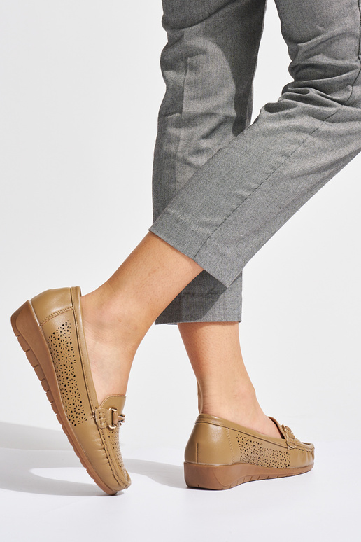 smilšu krāsas ažūra mokasīni uz zema...