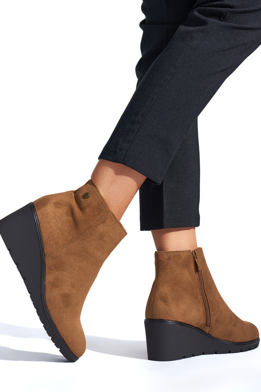 brūnas krāsas zābaki uz ķīļa