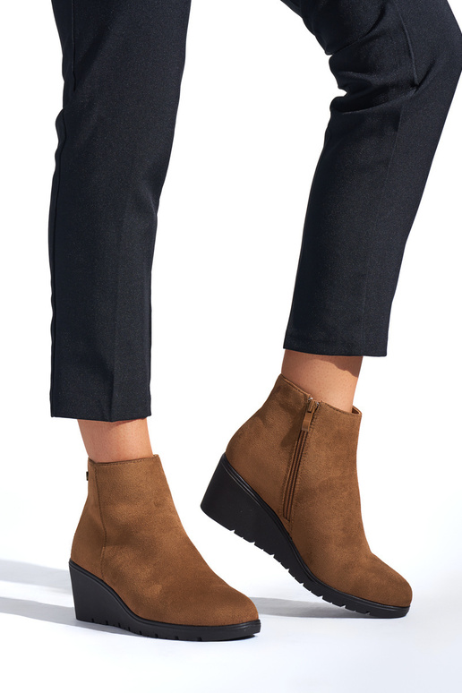 brūnas krāsas zābaki uz ķīļa