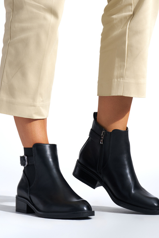 melnas krāsas klasika plakans...