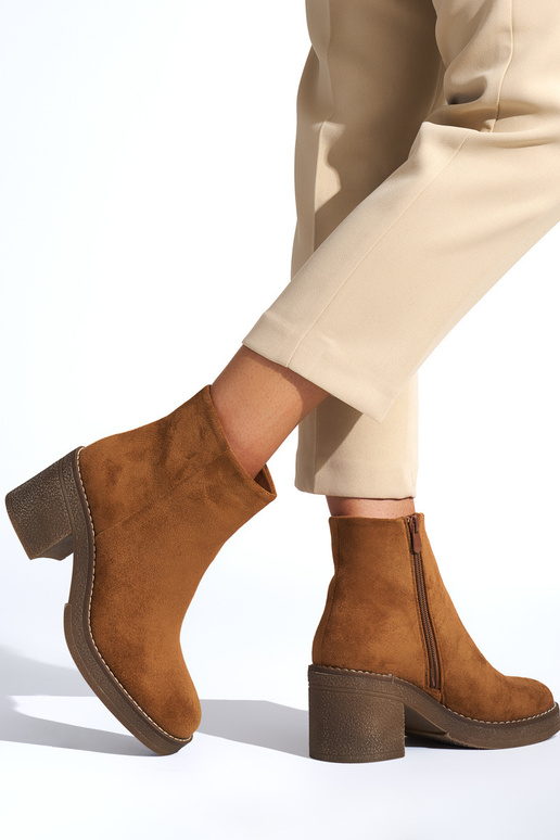 brūnas krāsas sieviešu zābaki uz papēža