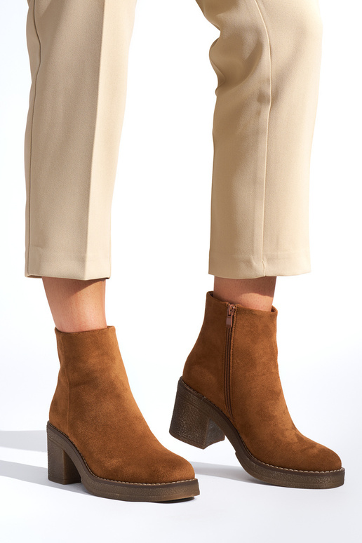 brūnas krāsas sieviešu zābaki uz papēža