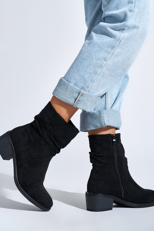 melnas krāsas sieviešu zābaki