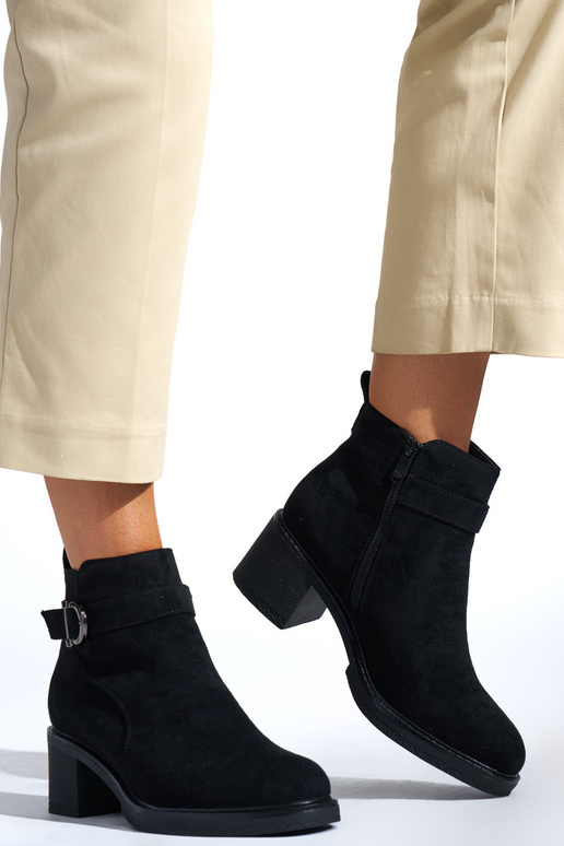 melnas krāsas sieviešu zābaki