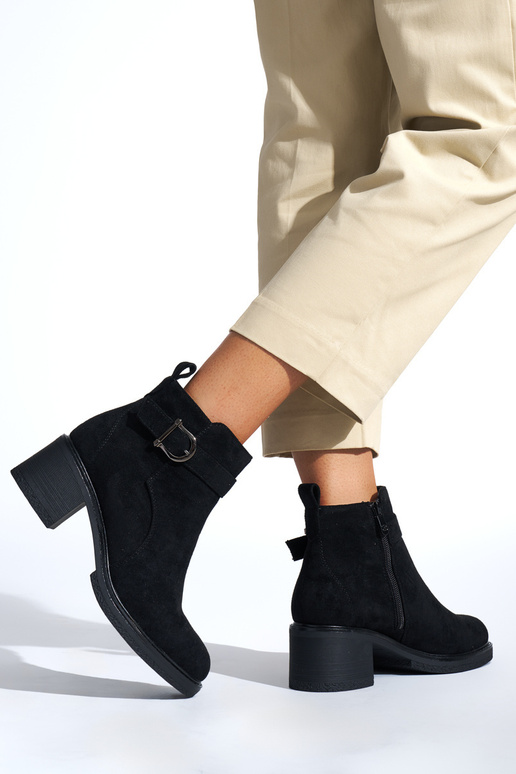 melnas krāsas sieviešu zābaki