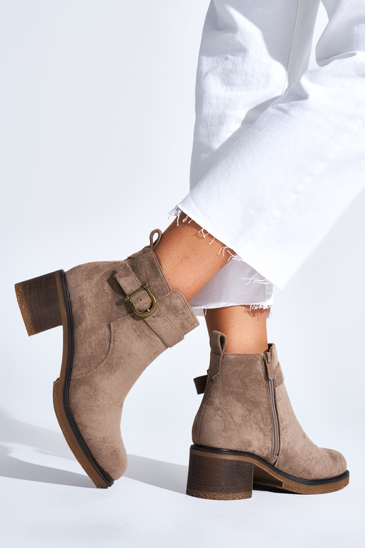 smilšu krāsas zābaki zamšādas uz papēža